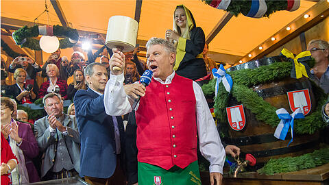 Gehört zum Job des Münchner Oberbürgermeisters: Dieter Reiter (SPD) beim Anzapfen des ersten Bierfasses auf der Wiesn.