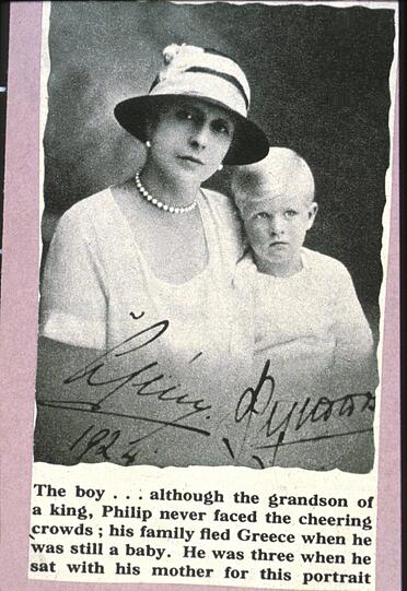 Prinz Philip mit seiner Mutter Alice von Battenberg. Die Ehe der Eltern zerbrach als Philip sehr jung war. Bei seiner Mutter wurde später Schizophrenie diagnostiziert und ins Asyl geschickt. Philip hatte während seiner Kindheit wenig Kontakt zur eigenen Mutter.