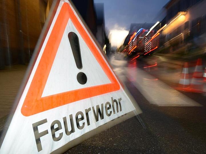 Ein Feuerwehr-Warnschild. Foto: Patrick Seeger/Archivbild