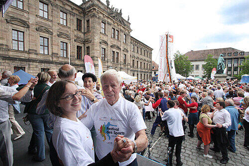 Zwei Generationen im Walzertakt: Eva Geithner (29) tanzte mit Fitness-Papst Egon von Stephani (89) durch den Erlanger Schloßgarten.