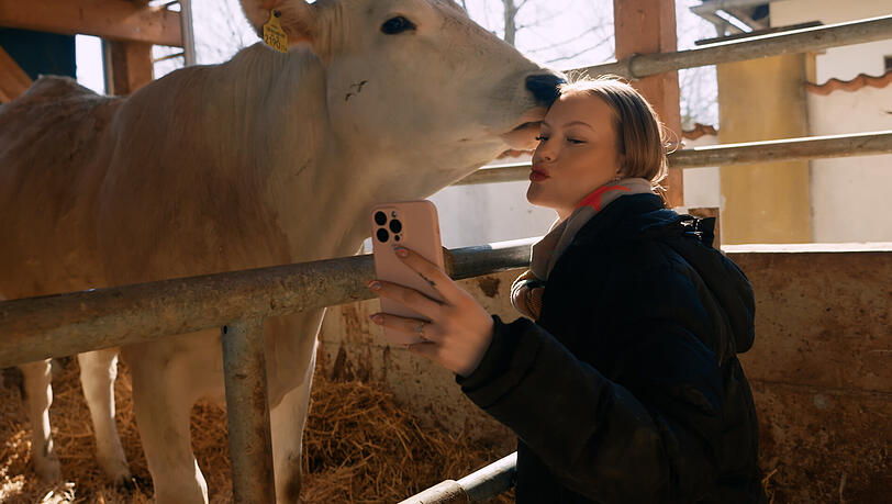 Cheyenne Ochsenknecht will durch Social Media der jungen Generation das Thema Landwirtschaft näher bringen. Cheyenne Ochsenknecht will durch Social Media der jungen Generation das Thema Landwirtschaft näher bringen.