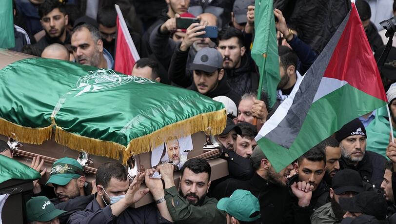 Trauernde tragen den Sarg von Saleh al-Aruri, einem der obersten Hamas-Befehlshaber im Ausland, der am Dienstag bei einer Explosion in Beirut getötet wurde.