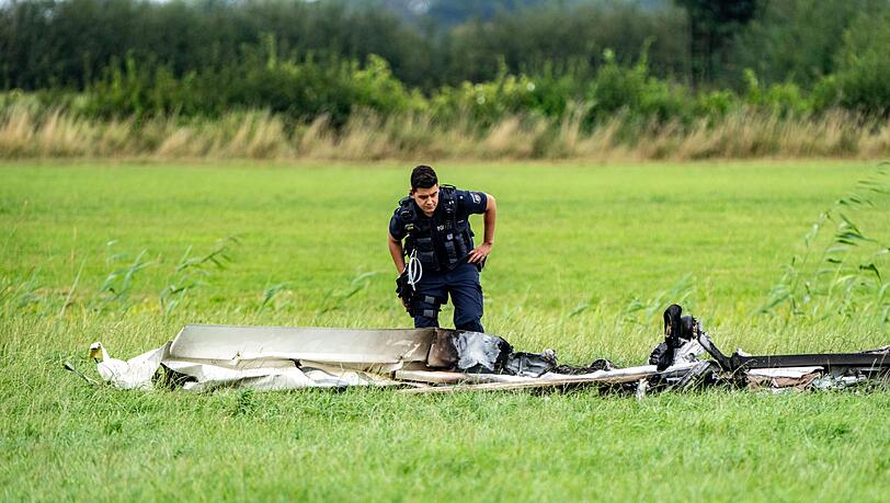 Beim Absturz eines motorisierten Leichtflugzeugs im nordrhein-westfälischen Kranenburg sind am Samstagnachmittag zwei Menschen ums Leben gekommen.