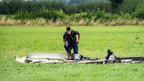 Beim Absturz eines motorisierten Leichtflugzeugs im nordrhein-westfälischen Kranenburg sind am Samstagnachmittag zwei Menschen ums Leben gekommen.