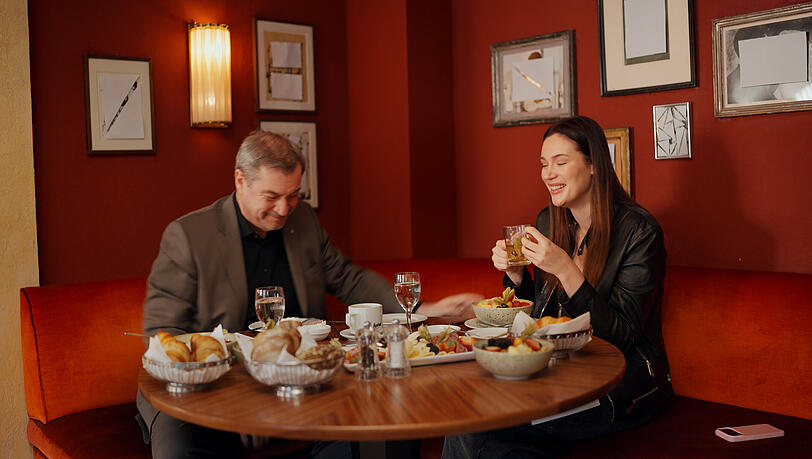 Ein seltenes gemeinsames Frühstück: Vater und Tochter lachen viel beim Treffen Ein seltenes gemeinsames Frühstück: Vater und Tochter lachen viel beim Treffen