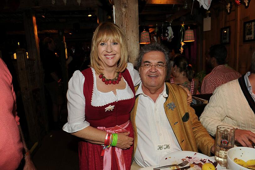 Patricia Riekel und Helmut Markwort im Käfer.