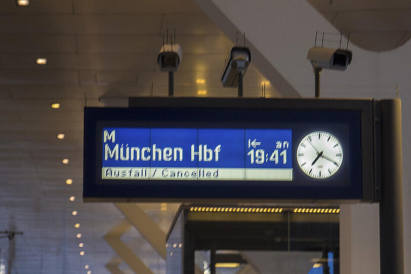 Infotafeln am Bahnsteig. Von Salzburg fahren keine Züge mehr über die Grenze.