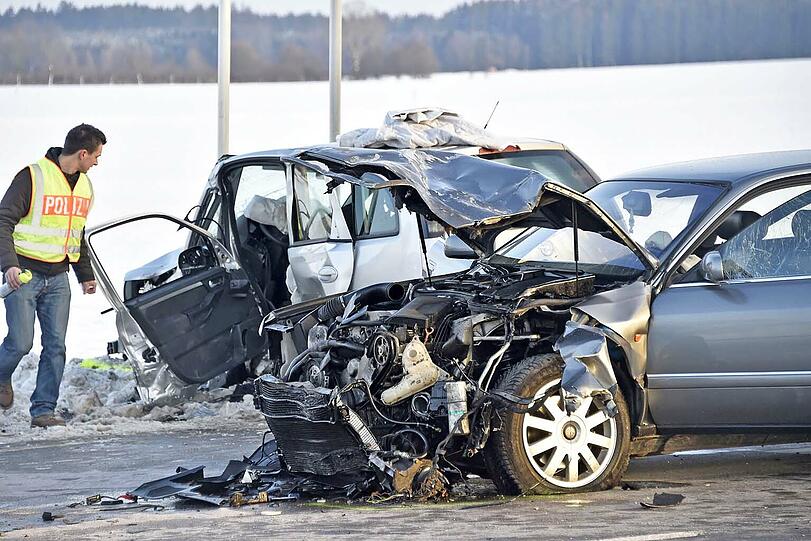 Tödlicher Unfall auf der B13: Nach einem Zusammenstoß starb ein Opel-Fahrer noch im Krankenwagen.