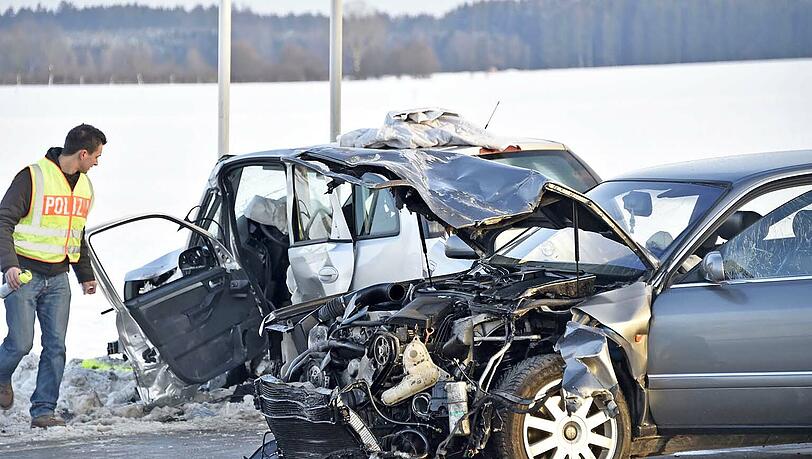 Tödlicher Unfall auf der B13: Nach einem Zusammenstoß starb ein Opel-Fahrer noch im Krankenwagen. Tödlicher Unfall auf der B13: Nach einem Zusammenstoß starb ein Opel-Fahrer noch im Krankenwagen.