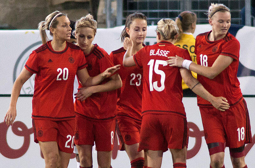Lena Gößling, Kathrin Hendrich, Sara Däbritz, Anna Blässe and Alexandra Popp (von links) feieren den Sieg gegen England.