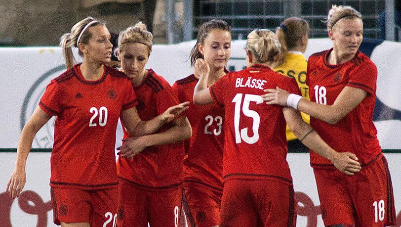 Lena Gößling, Kathrin Hendrich, Sara Däbritz, Anna Blässe and Alexandra Popp (von links) feieren den Sieg gegen England. Lena Gößling, Kathrin Hendrich, Sara Däbritz, Anna Blässe and Alexandra Popp (von links) feieren den Sieg gegen England.