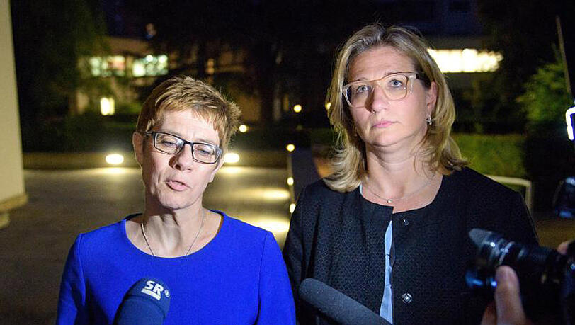 Die saarländische Ministerpräsidentin Annegret Kramp-Karrenbauer und die Wirtschaftsministerin Anke Rehlinger geben den Abschluss der Koalitionsgespräche bekannt. Die saarländische Ministerpräsidentin Annegret Kramp-Karrenbauer und die Wirtschaftsministerin Anke Rehlinger geben den Abschluss der Koalitionsgespräche bekannt.