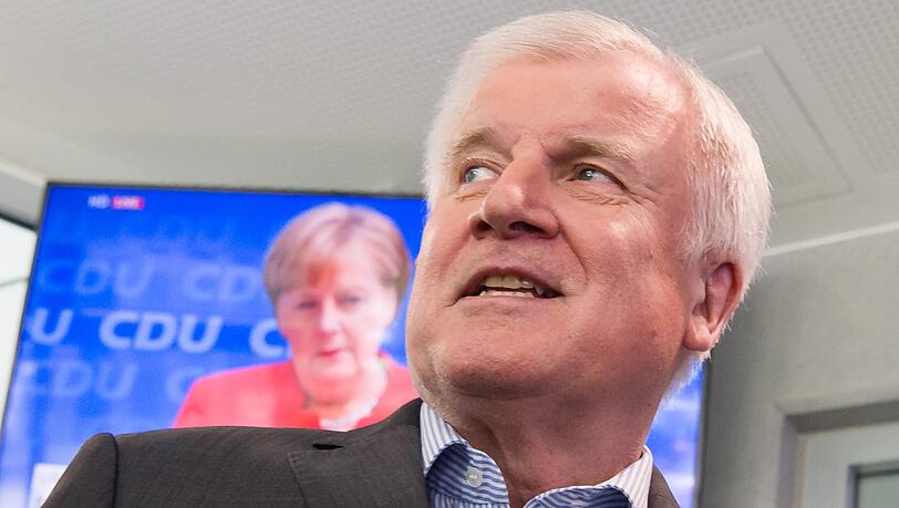 Horst Seehofer, CSU-Vorsitzender und Bundesminister für Inneres, Heimat und Bau, geht auf seinem Weg zu einer Pressekonferenz im Anschluss CSU-Vorstandssitzung an einem Fernseher vorbei, auf dem die Pressekonferenz von Bundeskanzlerin Angela Merkel übertragen wird. Horst Seehofer, CSU-Vorsitzender und Bundesminister für Inneres, Heimat und Bau, geht auf seinem Weg zu einer Pressekonferenz im Anschluss CSU-Vorstandssitzung an einem Fernseher vorbei, auf dem die Pressekonferenz von Bundeskanzlerin Angela Merkel übertragen wird.