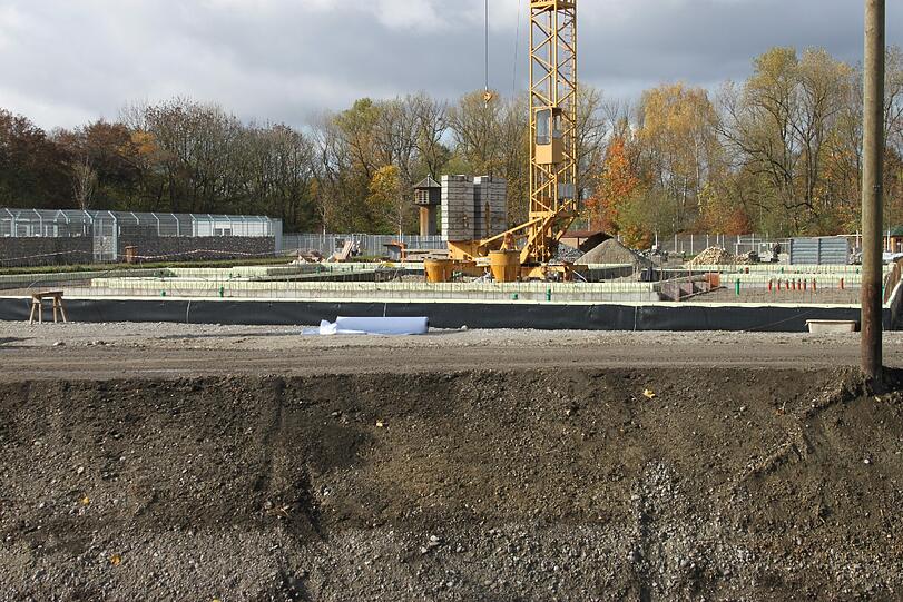Ende Oktober 2013 sind 70 Zentimeter Erdreich ausgehoben &ndash; genug Platz für den Wärmespeicher unter dem Fußboden. Erste Mauern stehen auch.