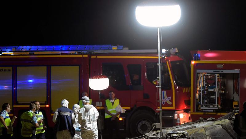 Retter und Feuerwehrleute an der Unfallstelle auf der Autobahn A7 bei Valence. Retter und Feuerwehrleute an der Unfallstelle auf der Autobahn A7 bei Valence.