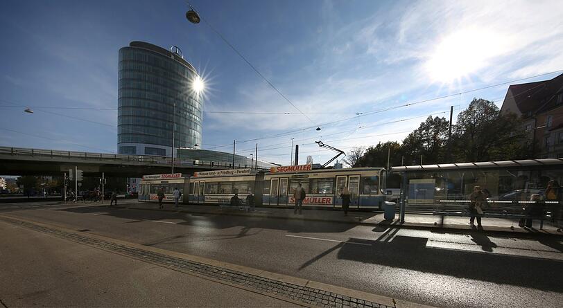 Auch wichtige Tramlinien halten auf beiden Seiten.