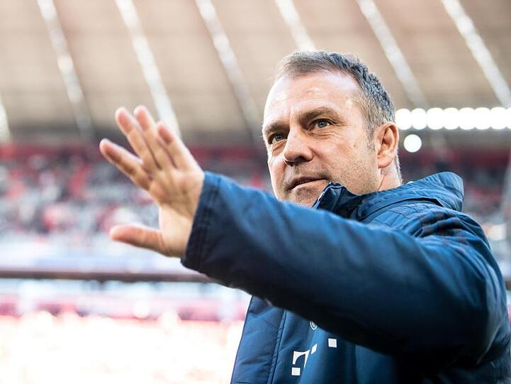 Trainer Hansi Flick vom FC Bayern München steht vor Spielbeginn am Spielfeldrand. Foto: Matthias Balk/dpa