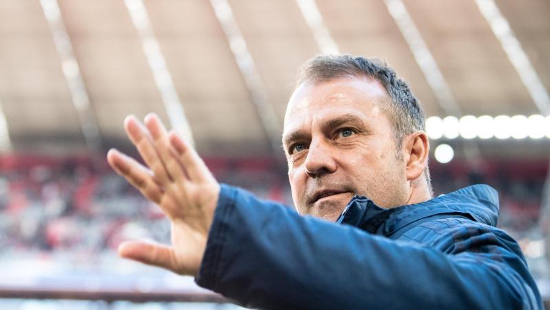 Trainer Hansi Flick vom FC Bayern München steht vor Spielbeginn am Spielfeldrand. Foto: Matthias Balk/dpa Trainer Hansi Flick vom FC Bayern München steht vor Spielbeginn am Spielfeldrand. Foto: Matthias Balk/dpa