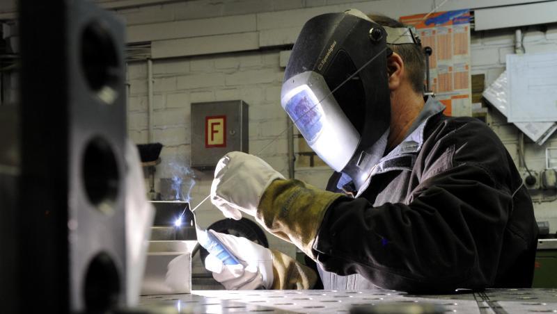 Ein Mitarbeiter eines metallverarbeitenden Betriebs schweißt an einem Werkstück. Foto: Carsten Rehder/dpa/Archivbild Ein Mitarbeiter eines metallverarbeitenden Betriebs schweißt an einem Werkstück. Foto: Carsten Rehder/dpa/Archivbild
