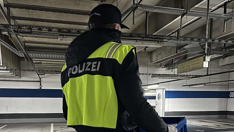 Ein Polizist in der Tiefgarage Ein Polizist in der Tiefgarage