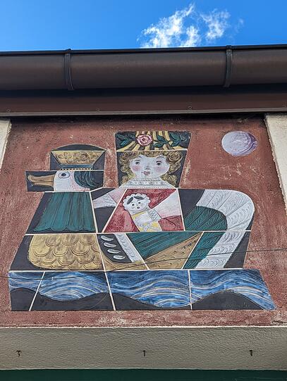 Klassischer 50er-Jahre-Stil: Eines der Mosaike über dem Kindergarteneingang an der Herrnstraße.