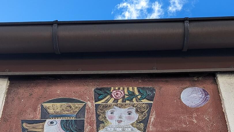 Klassischer 50er-Jahre-Stil: Eines der Mosaike über dem Kindergarteneingang an der Herrnstraße. Klassischer 50er-Jahre-Stil: Eines der Mosaike über dem Kindergarteneingang an der Herrnstraße.