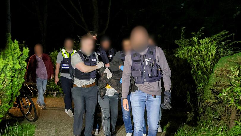Festnahme erfolgreich: Der Tatverdächtige wird abgeführt.