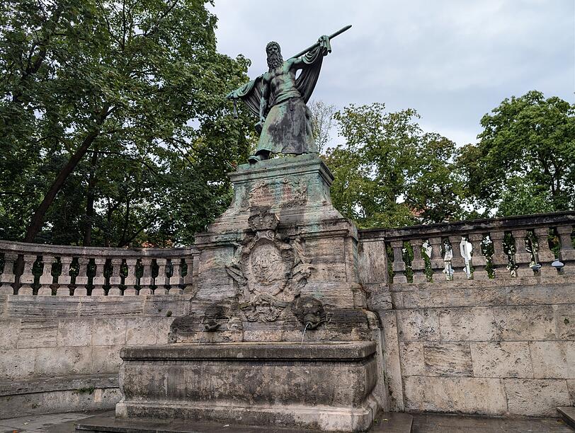 In heroischer Pose steht der Schmied von Kochel am Sendlinger Berg.