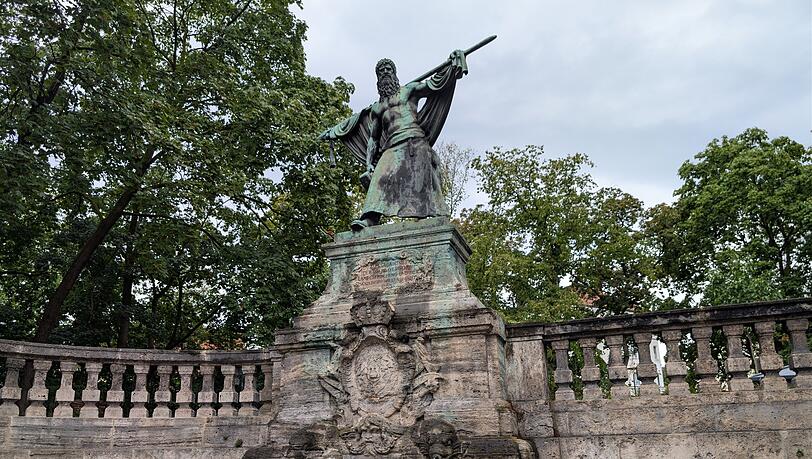 In heroischer Pose steht der Schmied von Kochel am Sendlinger Berg. In heroischer Pose steht der Schmied von Kochel am Sendlinger Berg.