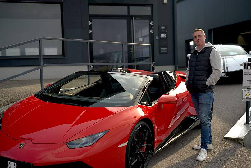 Stefan träumte von schnellen Autos und dem großen Geld. Stattdessen machte er Schulden. Stefan träumte von schnellen Autos und dem großen Geld. Stattdessen machte er Schulden.