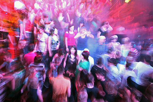 Fröhliches Party-Treiben in Discotheken ist bayernweit an stillen Feiertagen verboten.