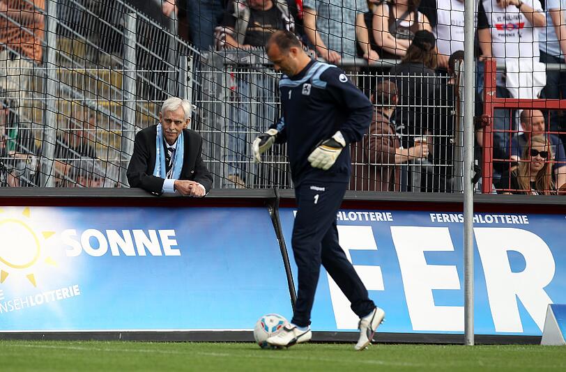 Am Millerntor: Dieter Schneider lässt sich im Fanblock feiern.