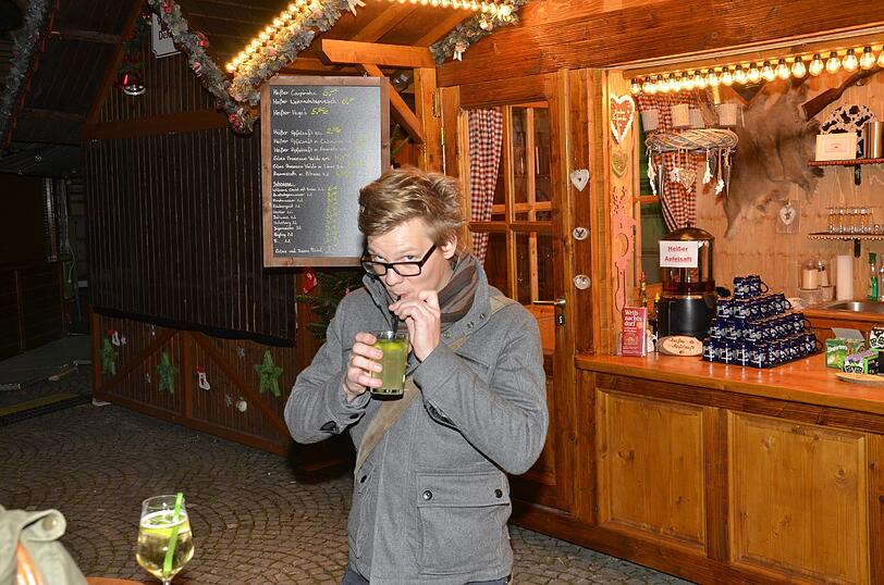 Name: Heißer Caipirinha 
Stand: Cocktailstand, Residenz
Preis: 6 Euro
Menge: 0,4 Liter
Sterne: 1/5

FAZIT: Getränke, die die Welt nicht braucht. Der heiße Caipirinha ist unfassbar bitter, schmeckt wie eine heiße Zitrone und steigt direkt in die Birne. Ich fühle mich auf einmal krank, sehr krank. Nur Mutti ist nicht hier um mir Wadenwickel zu machen.