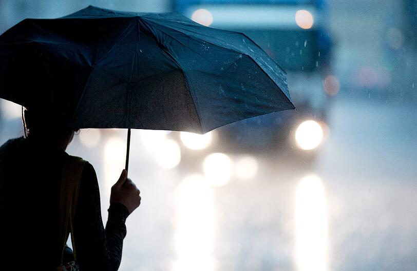 Nach Rekordtemperaturen weit über 30 Grad Celsius hält nun Regen und Gewitter Einzug in weite Teile Niedersachsens .