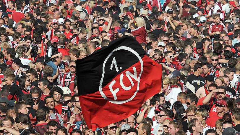 Das Fehlverhalten einiger unbelehrbarer Nürnberg-Fans kostet den Verein 95.000 Euro Strafe. Das Fehlverhalten einiger unbelehrbarer Nürnberg-Fans kostet den Verein 95.000 Euro Strafe.