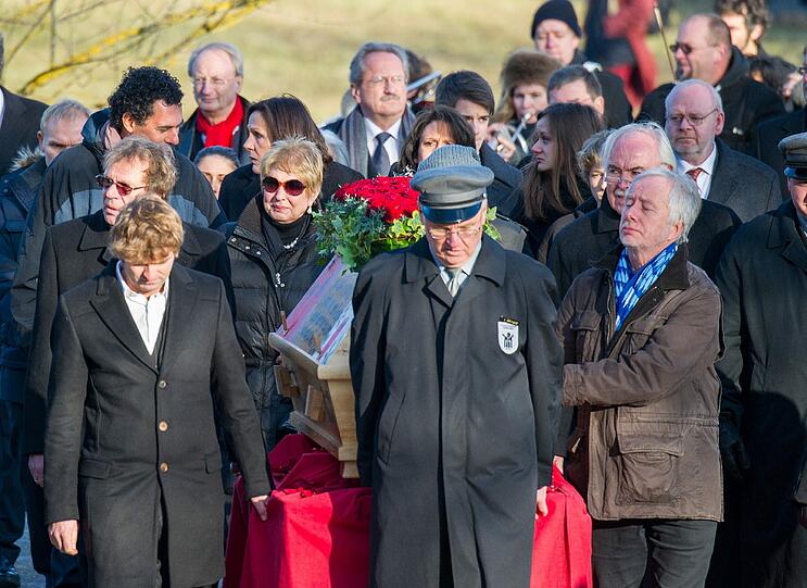 Die Trauergesellschaft auf dem Weg zum Grab von Dieter Hildebrandt.