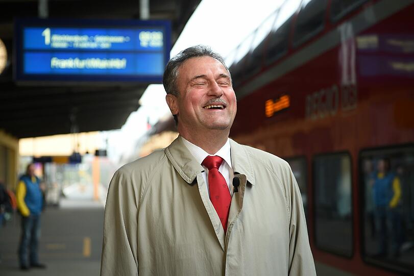 Lachender Schnauzer: Wegen ihm standen die Züge der Deutschen Bahn, und damit halb Deutschland, still. GDL-Geschäftsführer Claus-Weselsky wurde wegen seines hartnäckigen Arbeitskampfs gegen die Bahn zum Buhmann der Nation. Am 22.04 verkündete er die Ausweitung des Lokführerstreiks auf den Personenverkehr. Das Lachen ist ihm dabei nicht vergangen.