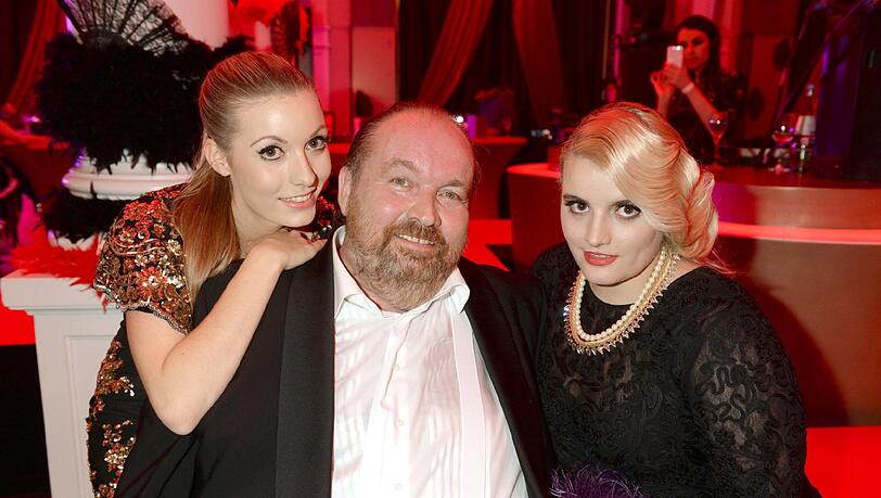 Als sein Herz stillsteht, sind sie bei ihm: Wolfgang Lippert und seine Töchter Natalie (l.) und Maxyne. Als sein Herz stillsteht, sind sie bei ihm: Wolfgang Lippert und seine Töchter Natalie (l.) und Maxyne.