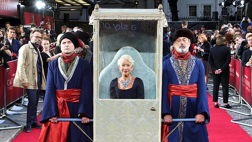 Gebührender Auftritt: Helen Mirren bei der Premiere von "Katharina die Große" Gebührender Auftritt: Helen Mirren bei der Premiere von "Katharina die Große"