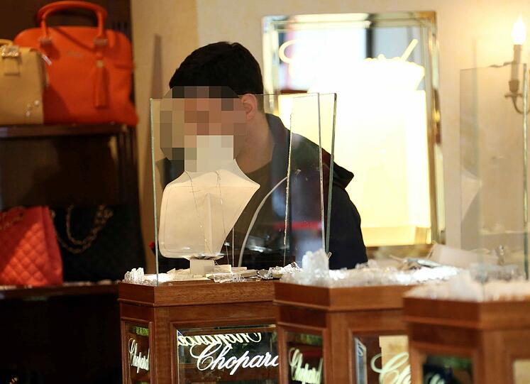 Die Polizei sichert die Spuren in dem Traditions-Juwelier-Geschäft.