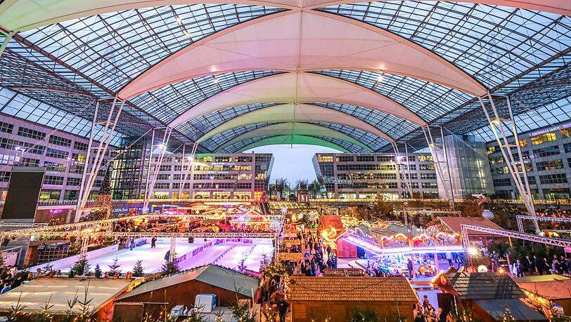 Der Weihnachts- und Wintermarkt inmitten des Tanneswalds.