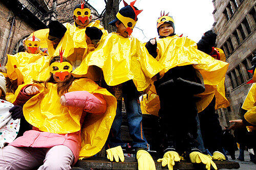 Treffpunkt für den Kinderfaschingsumzug: am Rosenmontag um 12.30 Uhr vor der Lorenzkirche.