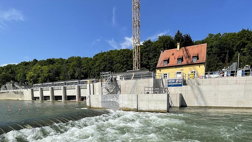 Die nagelneue Wehranlage bei Großhesselohe – hier wird der Wasserzustrom von der Isar rüber in den Werkkanal reguliert. Die Anlage ist ein wichtiger Faktor für den Hochwasserschutz Münchens. Am Werkkanal liegen vier Laufwasserkraftwerke und das Heizkraftwerk Süd. Zudem speist der Kanal die Floßlände und die Münchner Stadtbäche. Die nagelneue Wehranlage bei Großhesselohe – hier wird der Wasserzustrom von der Isar rüber in den Werkkanal reguliert. Die Anlage ist ein wichtiger Faktor für den Hochwasserschutz Münchens. Am Werkkanal liegen vier Laufwasserkraftwerke und das Heizkraftwerk Süd. Zudem speist der Kanal die Floßlände und die Münchner Stadtbäche.