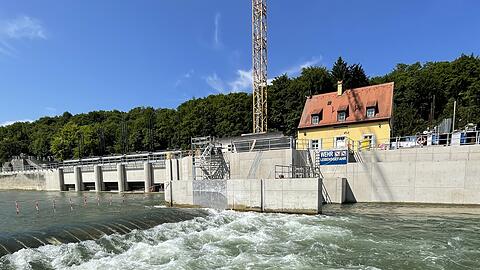 Die nagelneue Wehranlage bei Großhesselohe – hier wird der Wasserzustrom von der Isar rüber in den Werkkanal reguliert. Die Anlage ist ein wichtiger Faktor für den Hochwasserschutz Münchens. Am Werkkanal liegen vier Laufwasserkraftwerke und das Heizkraftwerk Süd. Zudem speist der Kanal die Floßlände und die Münchner Stadtbäche. Die nagelneue Wehranlage bei Großhesselohe – hier wird der Wasserzustrom von der Isar rüber in den Werkkanal reguliert. Die Anlage ist ein wichtiger Faktor für den Hochwasserschutz Münchens. Am Werkkanal liegen vier Laufwasserkraftwerke und das Heizkraftwerk Süd. Zudem speist der Kanal die Floßlände und die Münchner Stadtbäche.
