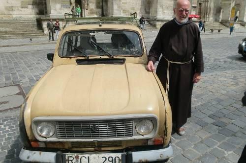 Perfektes Team: Pater Clemens und sein alter Renault.