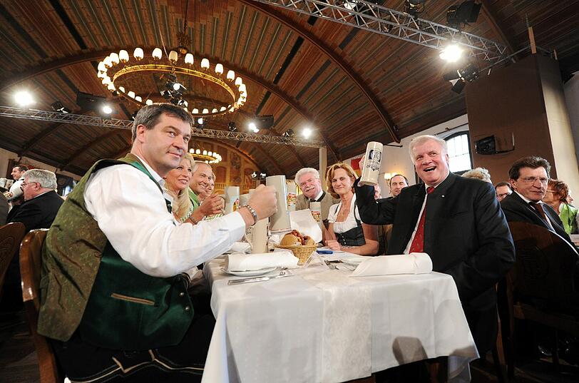 Hörten sich die Rede von Django Asül an: Söder und Seehofer.