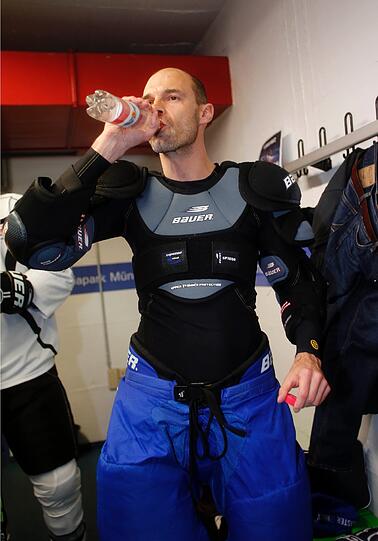 Für eine Trainingseinheit haben die Löwen das runde Leder gegen Schlittschuhe, Puck und Schläger gewechselt.