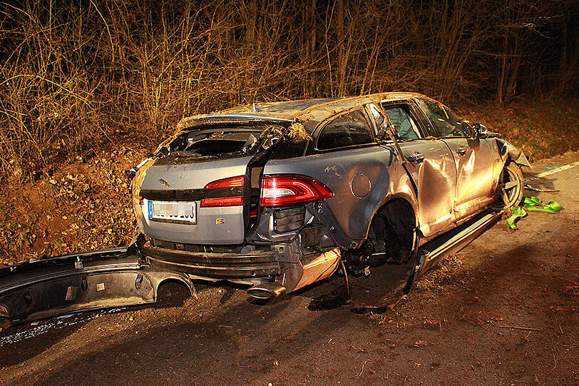 Gestohlener Jaguar überschlägt sich nach Verfolgungsjagd. Die Bilder vom Unfallort.