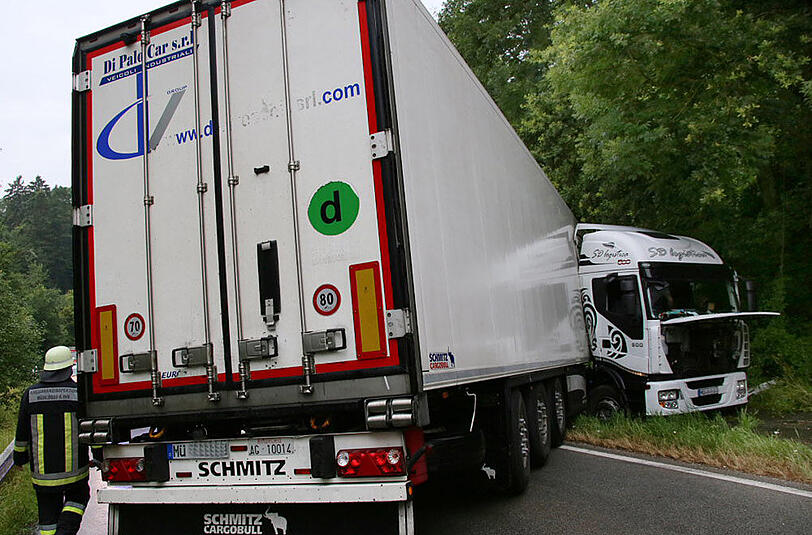 Bilder vom Unfall in Kraiburg, bei dem sich ein leere Sattelschlepper auf einem Berg verkeilte und so die gesamte Straße blockierte.