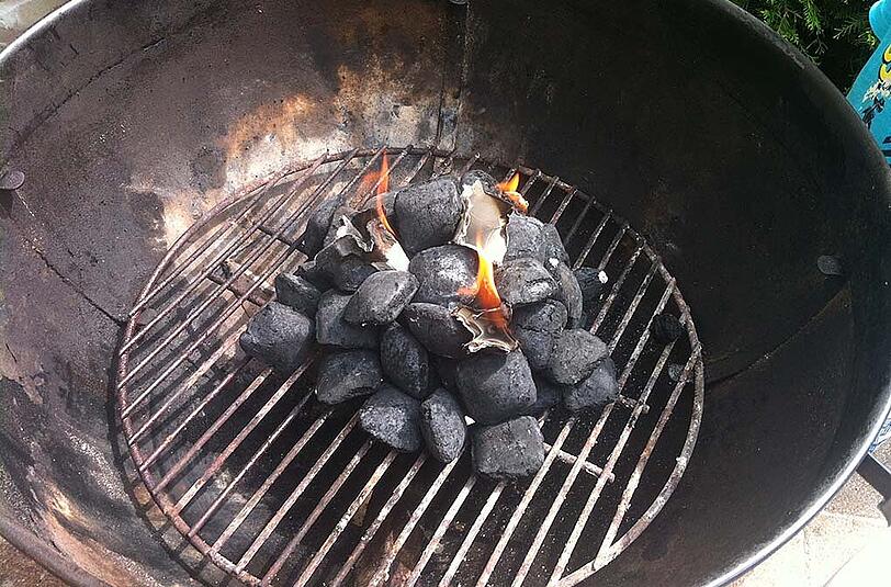 Der Vater stellte den noch glühenden Grill in das Gartenhäuschen. Die Tochter wurde aufgrund des austretenden Kohlenmonoxids ohnmächtig. (Archivbild)